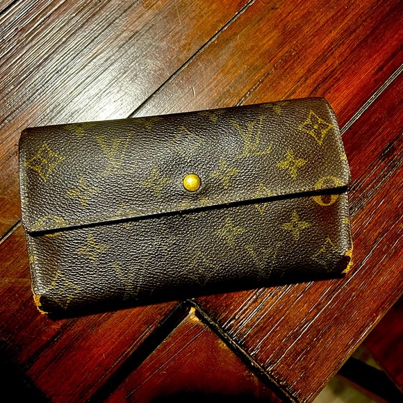 Louis Vuitton Wallet - Picture 1 of 3